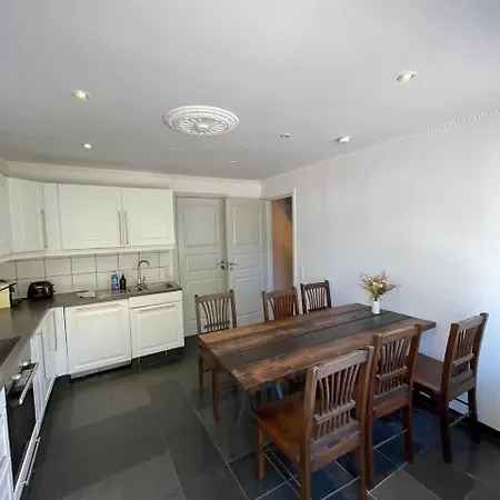 Fully Furnished With Shared Kitchen And Bathroom 6 דירה